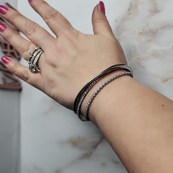 3 sterling silver bangles connected with by a  heart - Picture 5 of 7